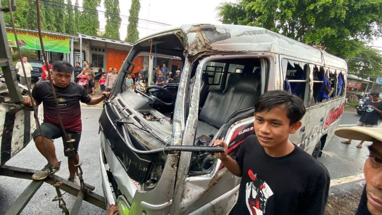 Peristiwa Mobil Guling Bikin Heboh, 14 Orang Dibawa ke Rumah Sakit