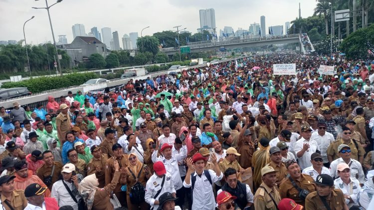 Molor DPR RI, Aksi Kades Bakar Spanduk dan Sampah