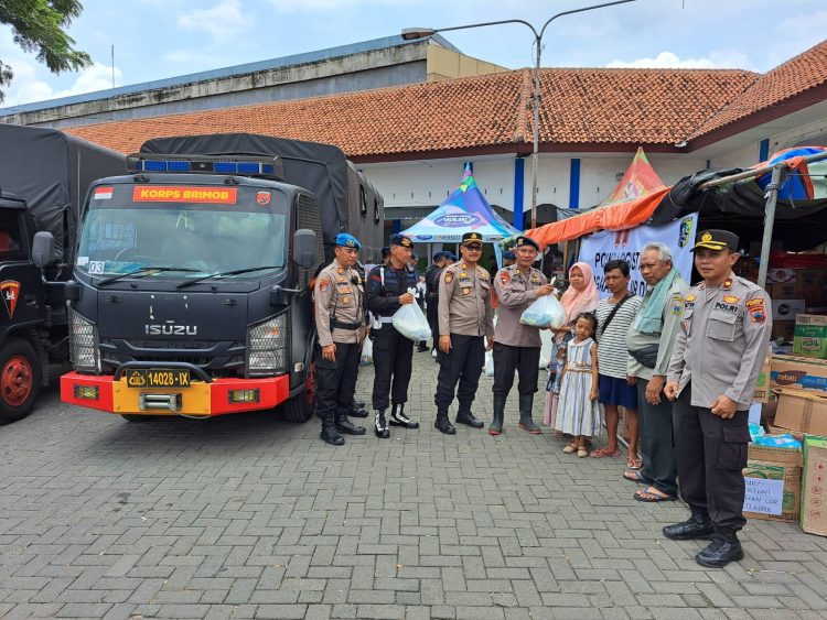 Banjir Melanda, Korps Brimob Polri Salurkan Bantuan ke Warga