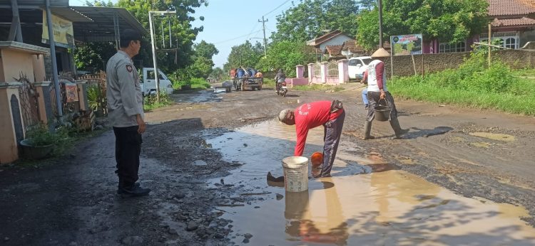 Keresahan Warga di Respon, Polisi Lakukan Aksi Nyata Perbaiki Jalan Rusak
