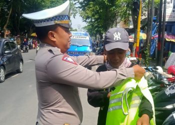 Juru Parkir Terima Kopi Gratis dan Rompi