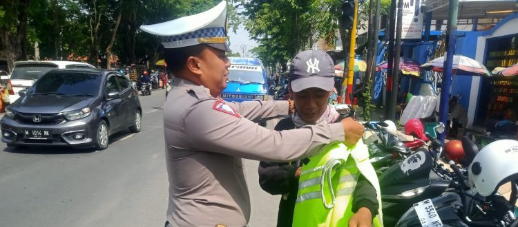 Juru Parkir Terima Kopi Gratis dan Rompi