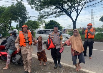 Dampak Banjir, Polisi Bantu Evakuasi Masyarakat