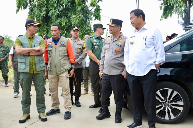 Banjir Melanda, TNI – Polri dan Pemerintah Bagikan Bantuan Sosial