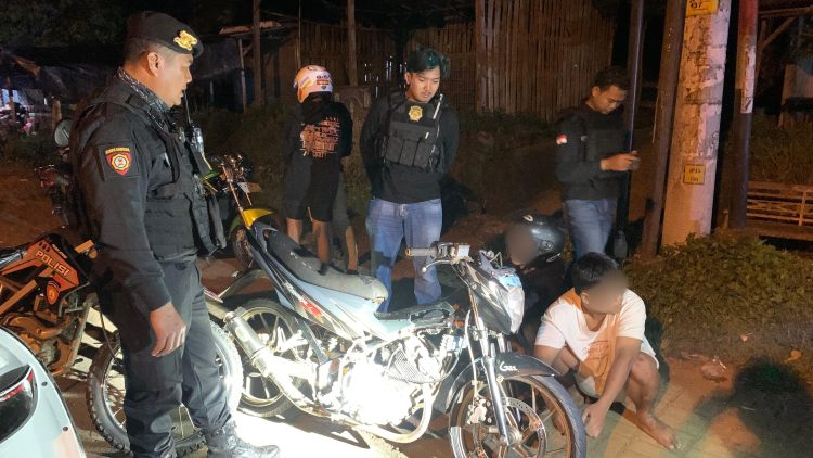 Sejumlah Pemuda di Geledah Polisi, Begini Hasilnya