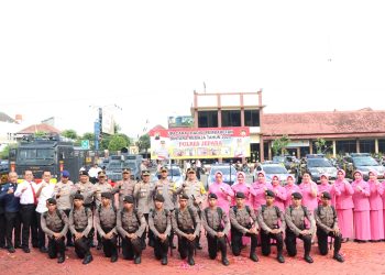 Resmi Anggota Polri, Sebelas Bintara Remaja di Siram Air Bunga