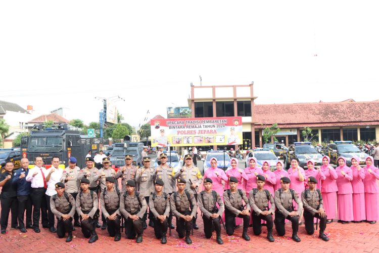 Resmi Anggota Polri, Sebelas Bintara Remaja di Siram Air Bunga