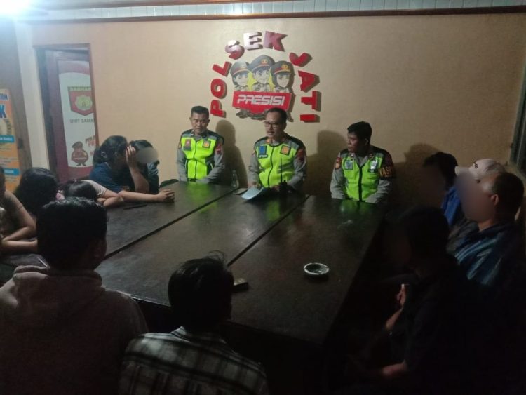 Barang Bukti Miras di Amankan, Polisi Berikan Pembinaan ke Lima Remaja