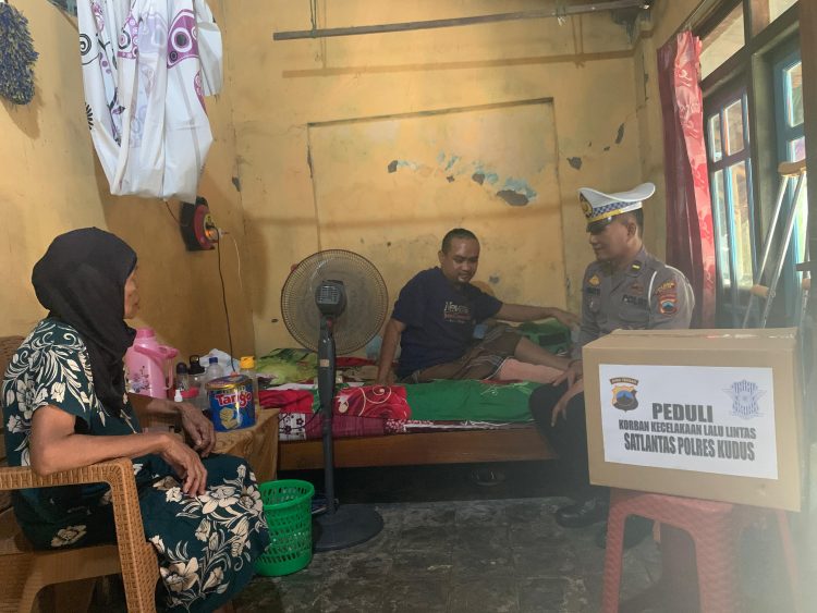 Aksi Nyata !! Kanit Gakkum Berikan Bantuan ke Korban Laka Lantas