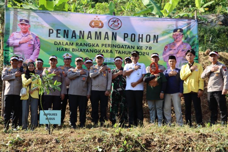 Jaga Kelestarian Lingkungan, Polres Kudus : 1.100 Pohon di Tanam