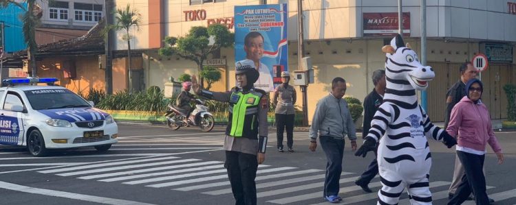 Ciptakan Wilayah Aman, Badut Zebra dan Polantas Pati Hadir