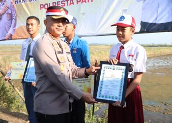 Komitmen Polri !! Kapolresta Pati : Beasiswa dan Bansos di Berikan ke Para Penerima