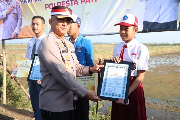 Komitmen Polri !! Kapolresta Pati : Beasiswa dan Bansos di Berikan ke Para Penerima