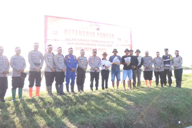 Produksi Perikanan Lokal, Kapolresta Pati Tebar 10.000 Ekor Bibit Ikan Nila