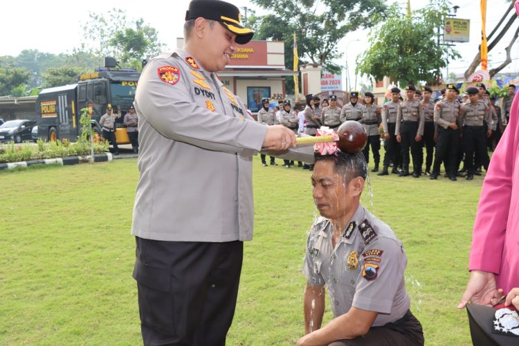 Kapolres Kudus : 44 Personil Naik Pangkat Lebih Tinggi