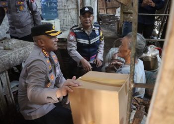 Cinta Masyarakat! Kini Kapolresta Pati Berikan Paket Sembako dan Uang Tunai