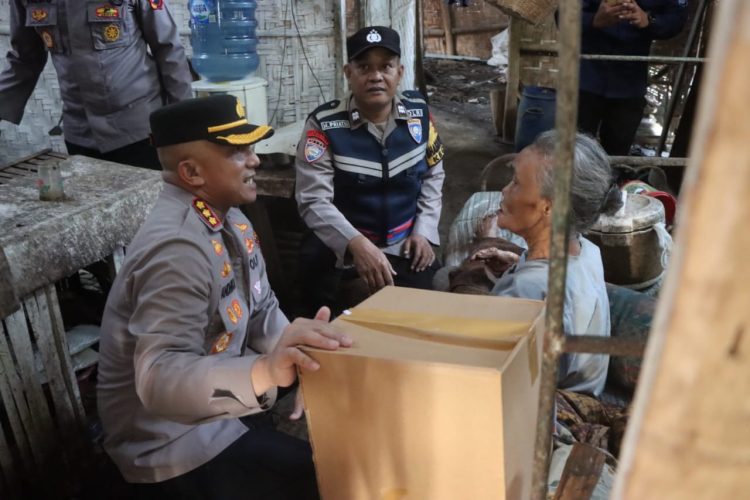 Cinta Masyarakat! Kini Kapolresta Pati Berikan Paket Sembako dan Uang Tunai