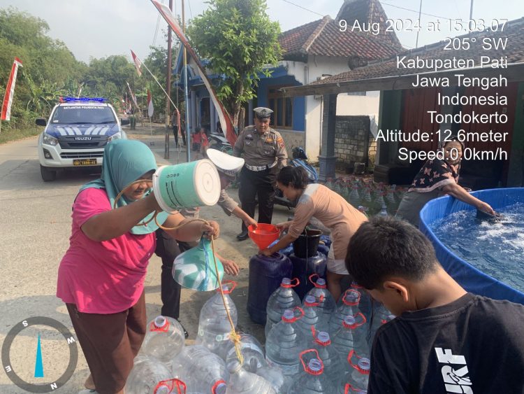 6 Truk Tangki Pendistribusian Air Bersih di Salurkan