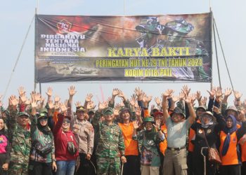 Bersihkan Sampah, Kini Pantai Sasaran HUT 79 Tentara Nasional Indonesia