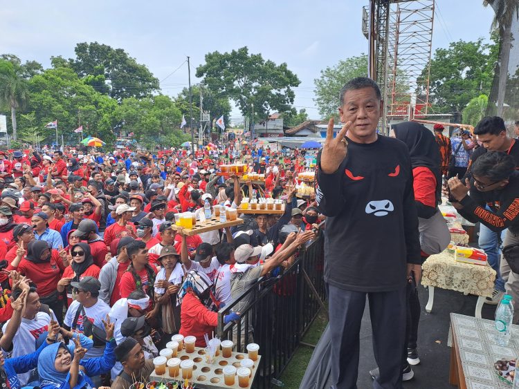 Sutarto Oenthersa Serukan Dukungan untuk Wahyu – Suharyono di Acara Dangdut Palapa