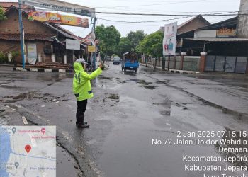 Di Tengah Hujan, Polres Jepara Tekan Risiko Kecelakaan Lalu Lintas