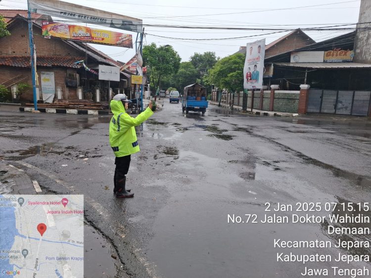 Di Tengah Hujan, Polres Jepara Tekan Risiko Kecelakaan Lalu Lintas
