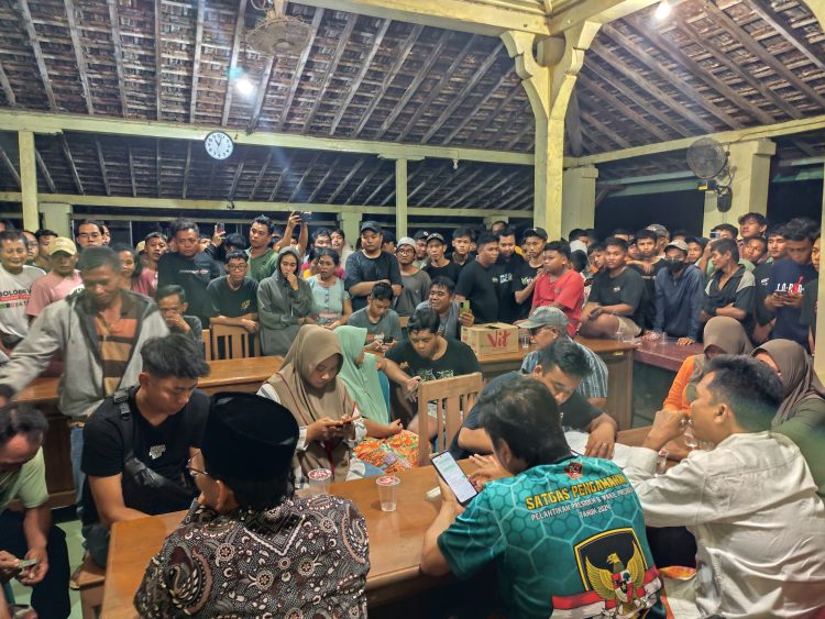 Kumpul Kebo, Kini Oknum Kades Tanjungrejo Dikerumuni Warga