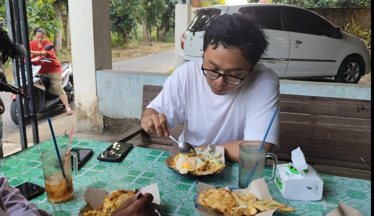 Warung Nasi Goreng Rp 4 Ribu di Pati, Bikin Pelanggan Ketagihan