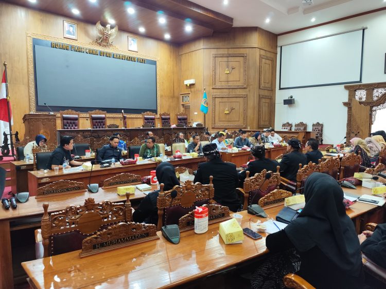 Puluhan Guru Honorer Pati Geruduk DPRD, Pertanyakan Dugaan Data Siluman di Dapodik