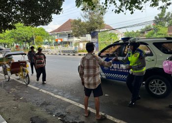 Polisi Bagikan Makanan Gratis dan Edukasi Lalu Lintas