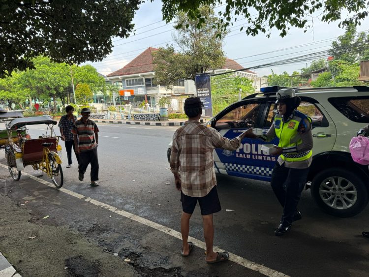 Polisi Bagikan Makanan Gratis dan Edukasi Lalu Lintas