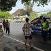 Polisi Bagikan Makanan Gratis dan Edukasi Lalu Lintas