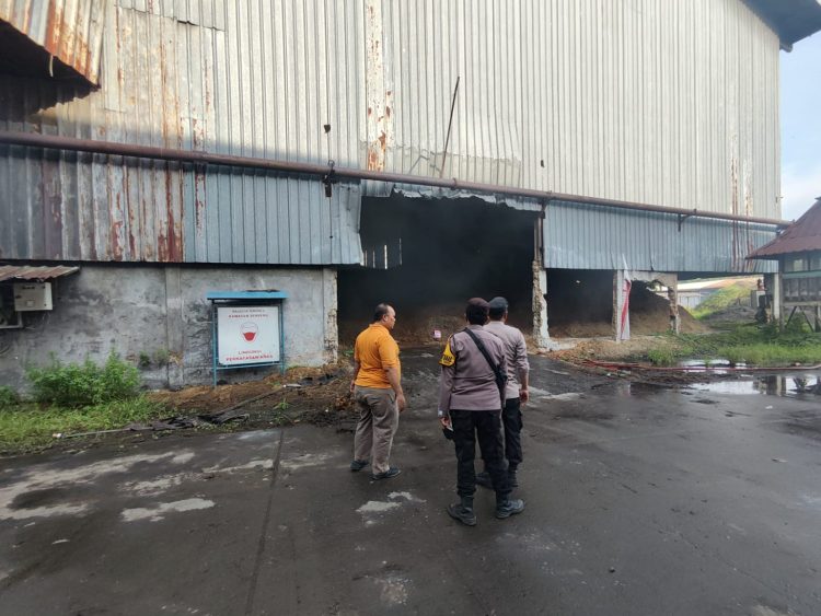 Heboh! Gudang Ampas di Lalap Si Jago Merah