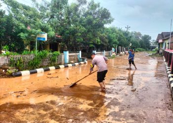Polsek Wedarijaksa dan Warga Kerja Bakti Bersihkan Lumpur Banjir