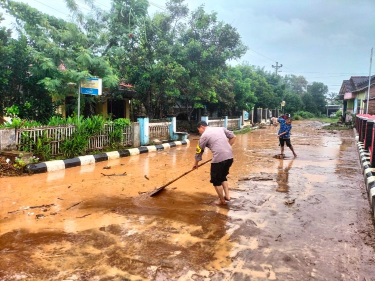 Polsek Wedarijaksa dan Warga Kerja Bakti Bersihkan Lumpur Banjir