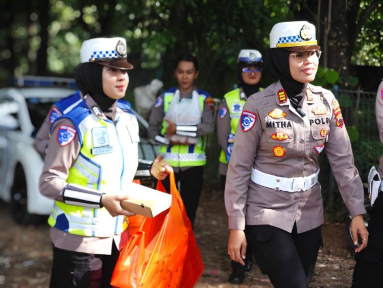 Jumat Berkah, Satlantas Polres Rembang Berbagi di TPA Landoh