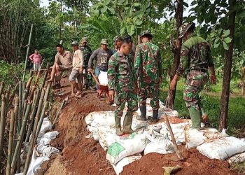 Tanggul Sungai Jebol, Kini Warga dan TNI Lakukan Perbaikan