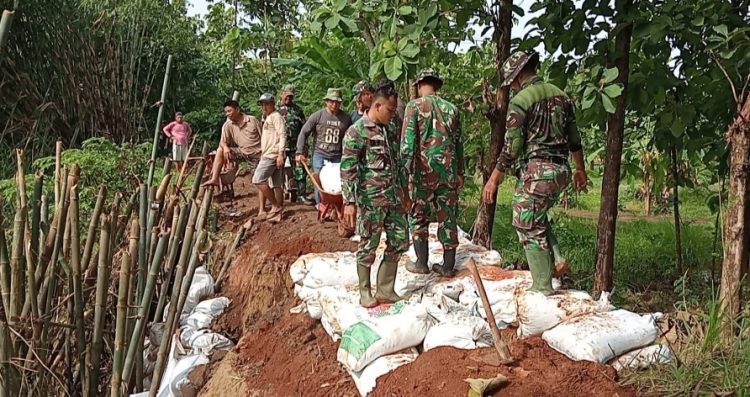 Tanggul Sungai Jebol, Kini Warga dan TNI Lakukan Perbaikan