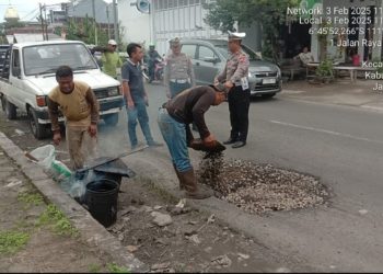Perbaiki Jalan Berlubang di Ruas Pati – Kayen, Satlantas Pati Gerak Cepat