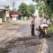 Respons Cepat! Polsek dan Koramil Tlogowungu Perbaiki Jalan Berlubang