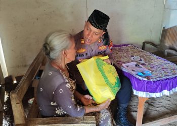 Gelar Aksi Sosial, Warga Senang Terima Bantuan Sembako