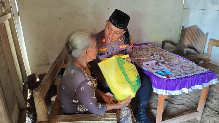 Gelar Aksi Sosial, Warga Senang Terima Bantuan Sembako