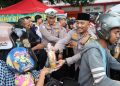 Polresta Pati Gelar Aksi Sosial, Bagikan Takjil Untuk Warga Berpuasa