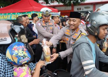 Polresta Pati Gelar Aksi Sosial, Bagikan Takjil Untuk Warga Berpuasa