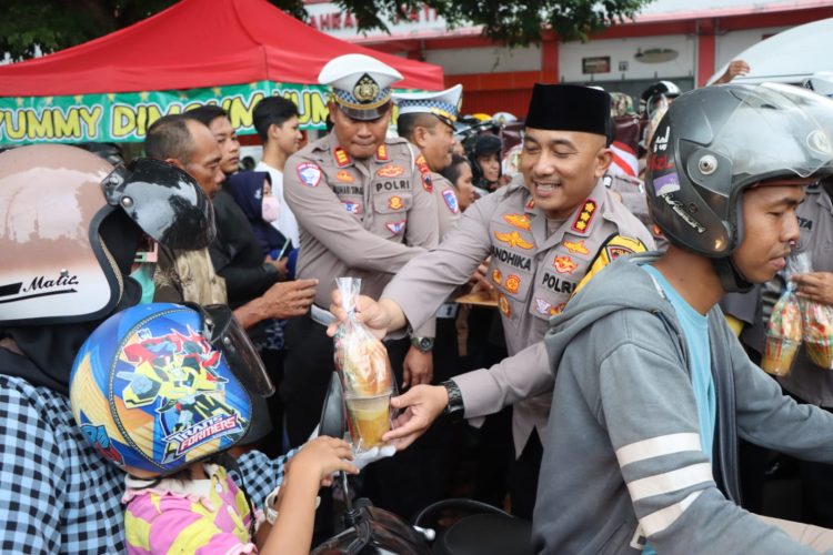 Polresta Pati Gelar Aksi Sosial, Bagikan Takjil Untuk Warga Berpuasa