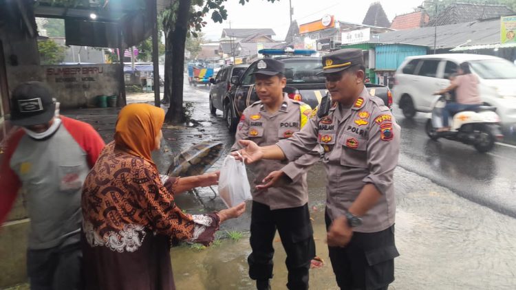 Takjil Gratis Bagi Masyarakat, Kapolsek Sukolilo Turun