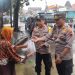 Takjil Gratis Bagi Masyarakat, Kapolsek Sukolilo Turun