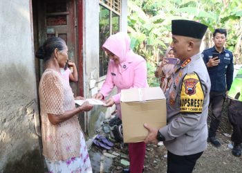 Jalin Silaturahmi, Polresta Pati Berbagi Paket Sembako ke Warga Kurang Mampu