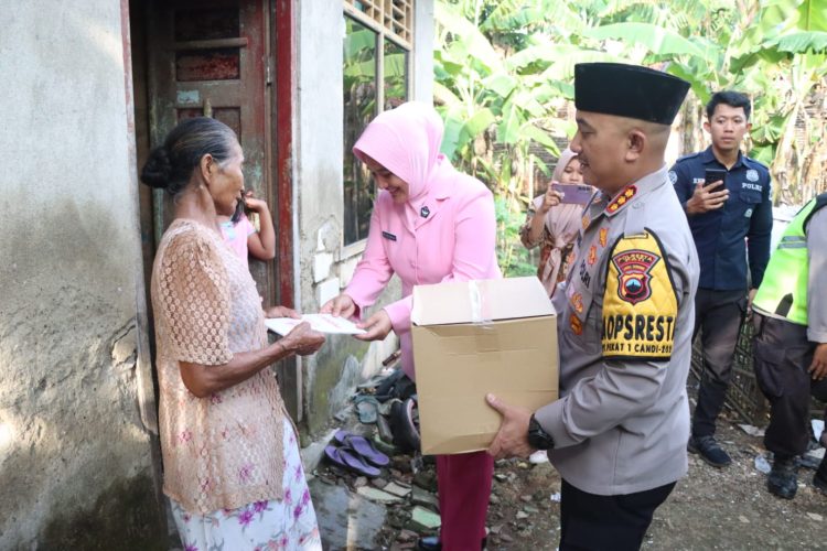 Jalin Silaturahmi, Polresta Pati Berbagi Paket Sembako ke Warga Kurang Mampu