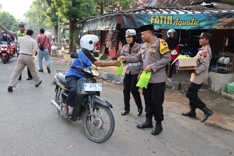 Polisi dan Masyarakat Bersinergi, Takjil Gratis Habis Dalam 30 Menit